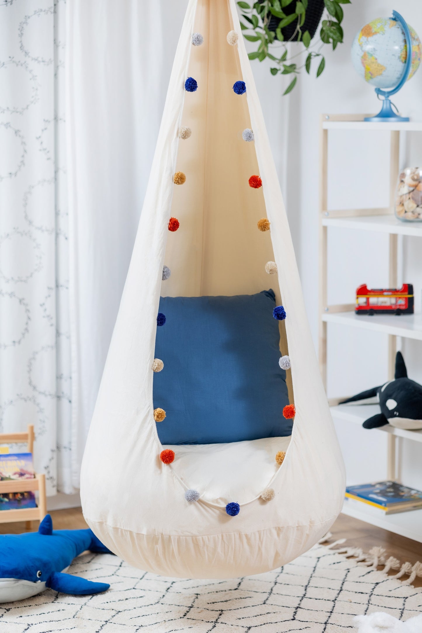 Large Cocoon "Cheerful Pompon"