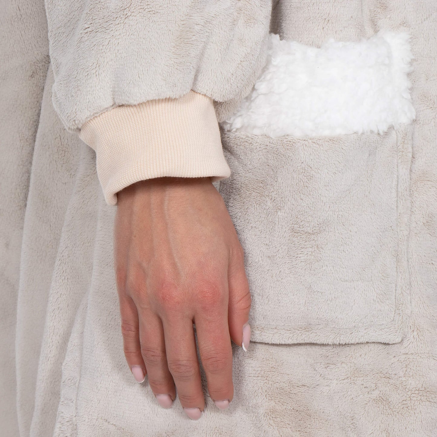 Hoodie Blanket – šiltas megztinis–pledas, šviesiai pilka