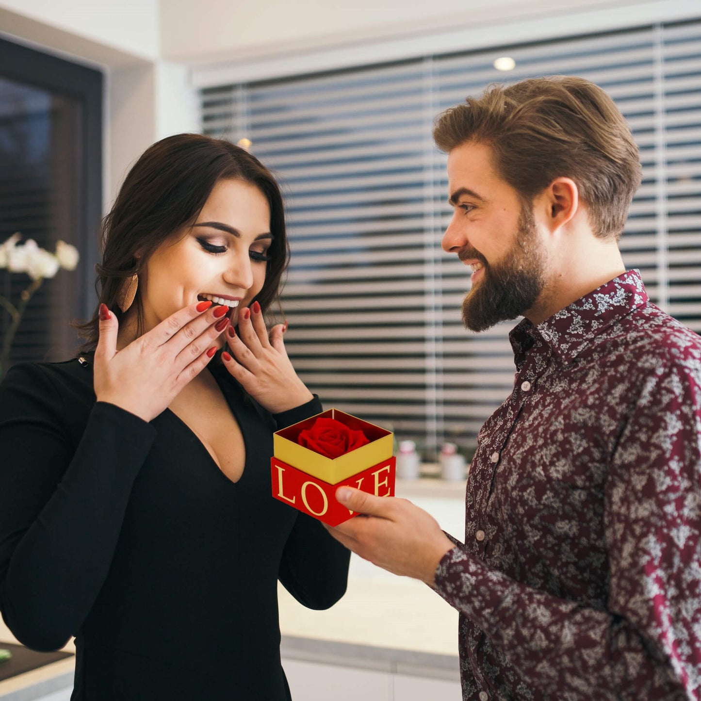 Amžinoji rožė  HA7448Amžinoji rožė dovanų dėžutėje – raudona su auksu